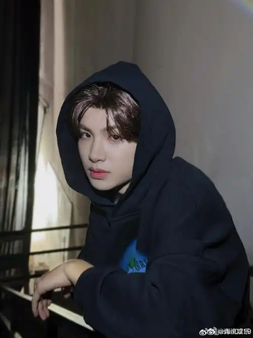 黄明昊彩虹光晕随拍#黄明昊@jjjustin0219连帽卫衣少年感,化身漫画中