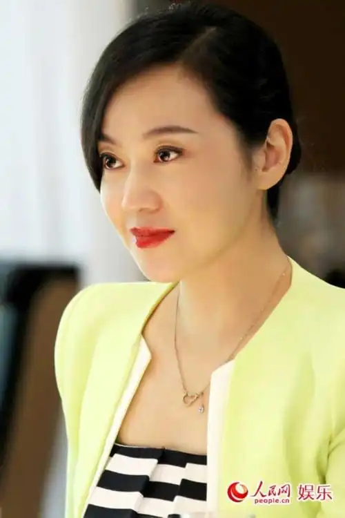 闫妮首次化身职场御姐 百变时尚女魔头造型霸