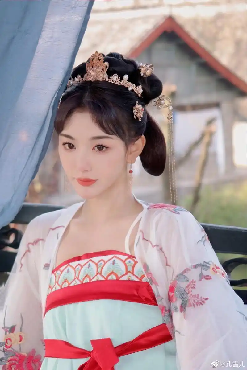 组图:孔雪儿晒剧组工作花絮照 古装造型对镜自拍拗造型