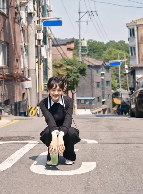 文淇韩国首尔街拍, 黑色针织衫搭黑长裤,又甜又酷,利落清爽,简简单单