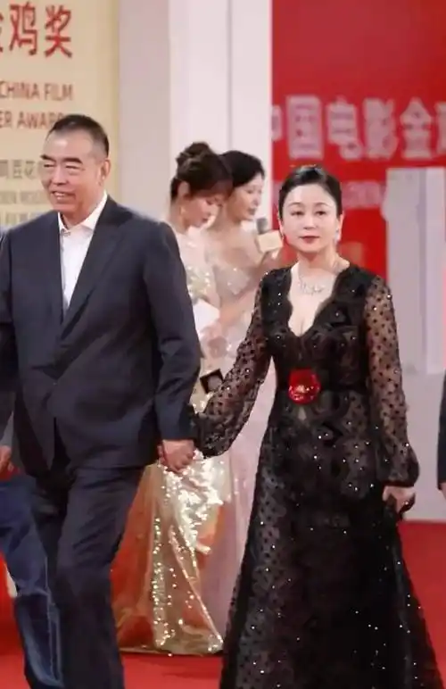 陈凯歌和老婆陈红牵手同走红毯引围观,55岁陈红状态超好,显年轻