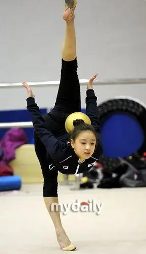 艺体萝莉苦练一字马孙妍在柔韧惊人惹人疼图