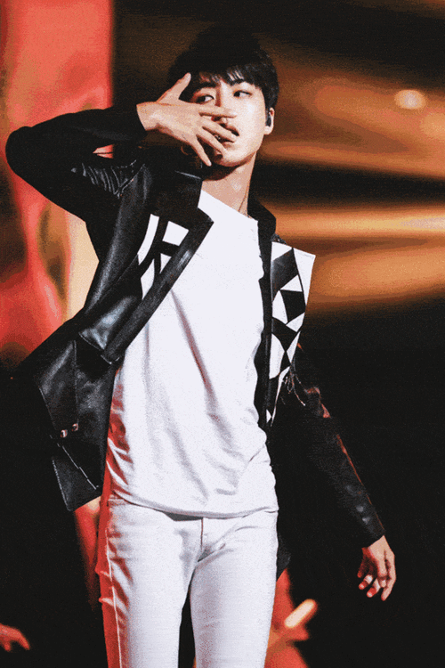 王俊凯那么帅,不多看两眼是我们的损失,你们说是吧?_哥哥_身材_腹肌