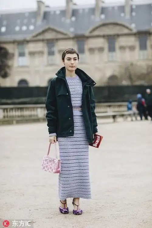 emma roberts用银色的鞋子搭配欧根纱的连衣裙,是小仙女本人没错啦