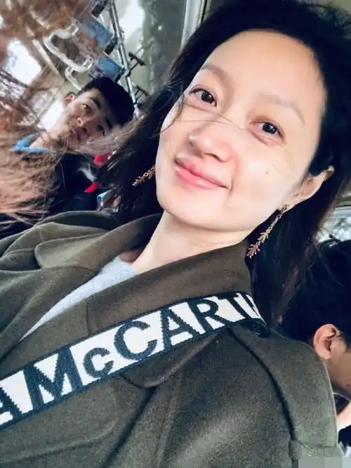 朱亚文跟老婆走机场沈佳妮素颜自然真实穿着朴素大方不招摇