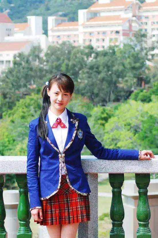 又双叒叕开学啦# 郑爽的学生装搭配是不是既俏皮又很淑女呢?