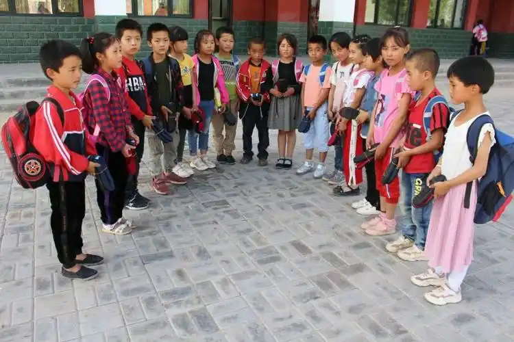 孩子们穿上爱心布鞋展示给我们看,在她们的脸上洋溢着幸福的微笑!