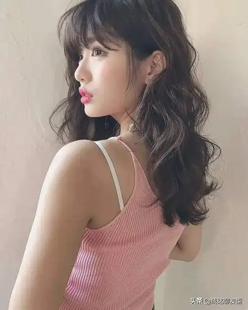 女士长发烫发发型图片大全(这10款精致时尚的长卷发今夏很流行)