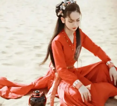 戚薇的红衣古装则特别霸气.