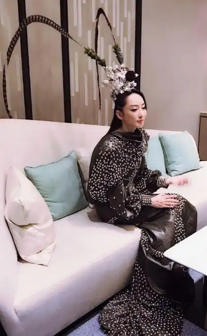 萨顶顶的脸怎么越来越网红了