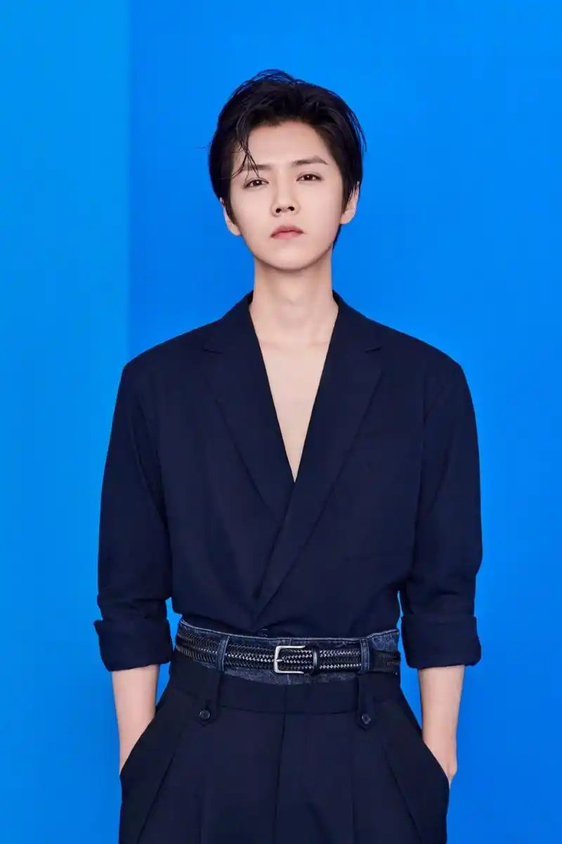 深v西装搭配神仙颜值,太可了!期待新专