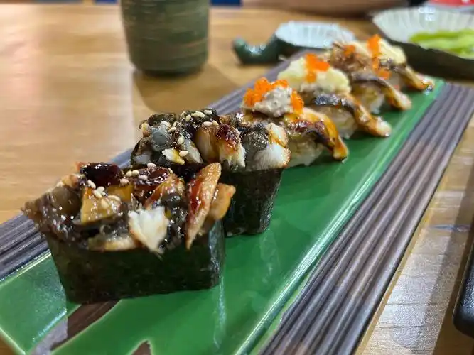 第一次吃鳗鱼四吃,一次尝试4种吃法,再来个鳗鱼军舰寿司,爱吃鳗鱼的我