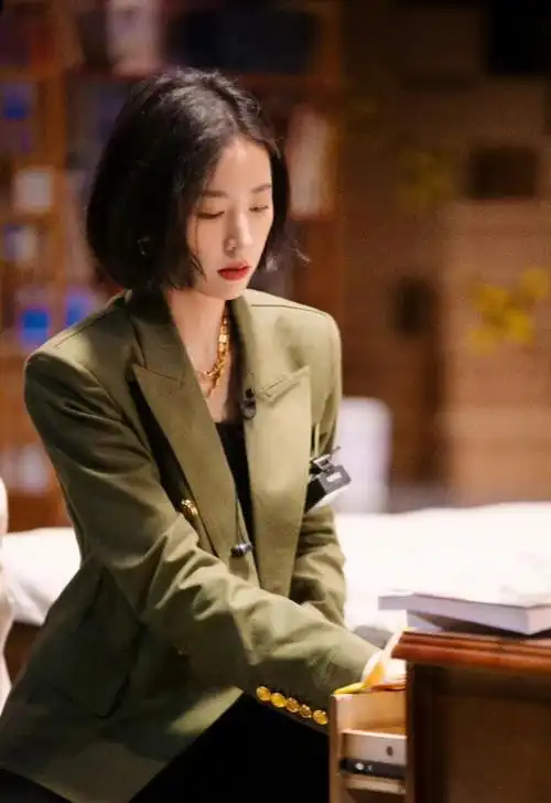 周雨彤活动造型,军绿色小西服配小黑裤,利落又甜美 - 知乎