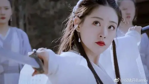 原创新版周芷若谈恋爱火花四射被男友当众摸臀还将手伸进衣服里