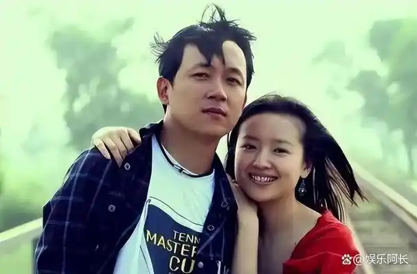 她的艺术之路起始于春晚,而张艺谋则是她的启蒙导师.