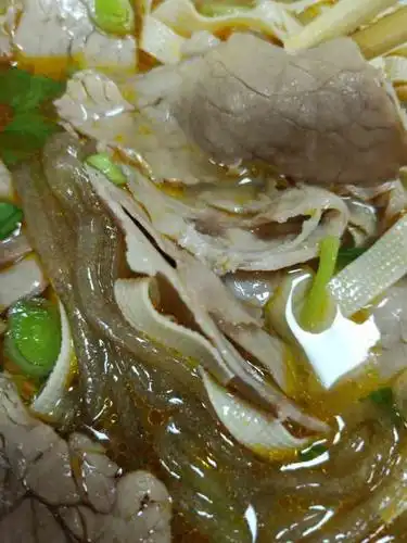 就点了离公司最近的这家淮南牛肉汤的外卖 点了一碗大份的牛肉粉丝汤