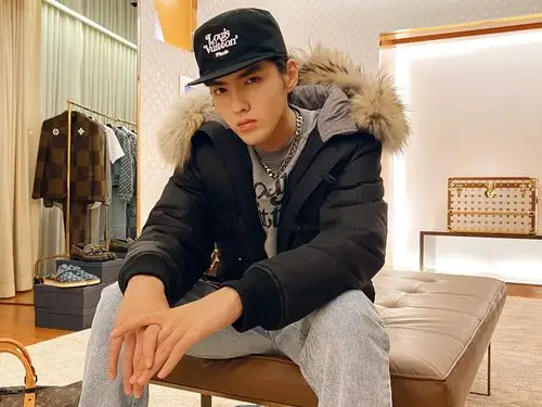 路易威登品牌代言人吴亦凡身着lv05系列解开virgilabloh首个独立