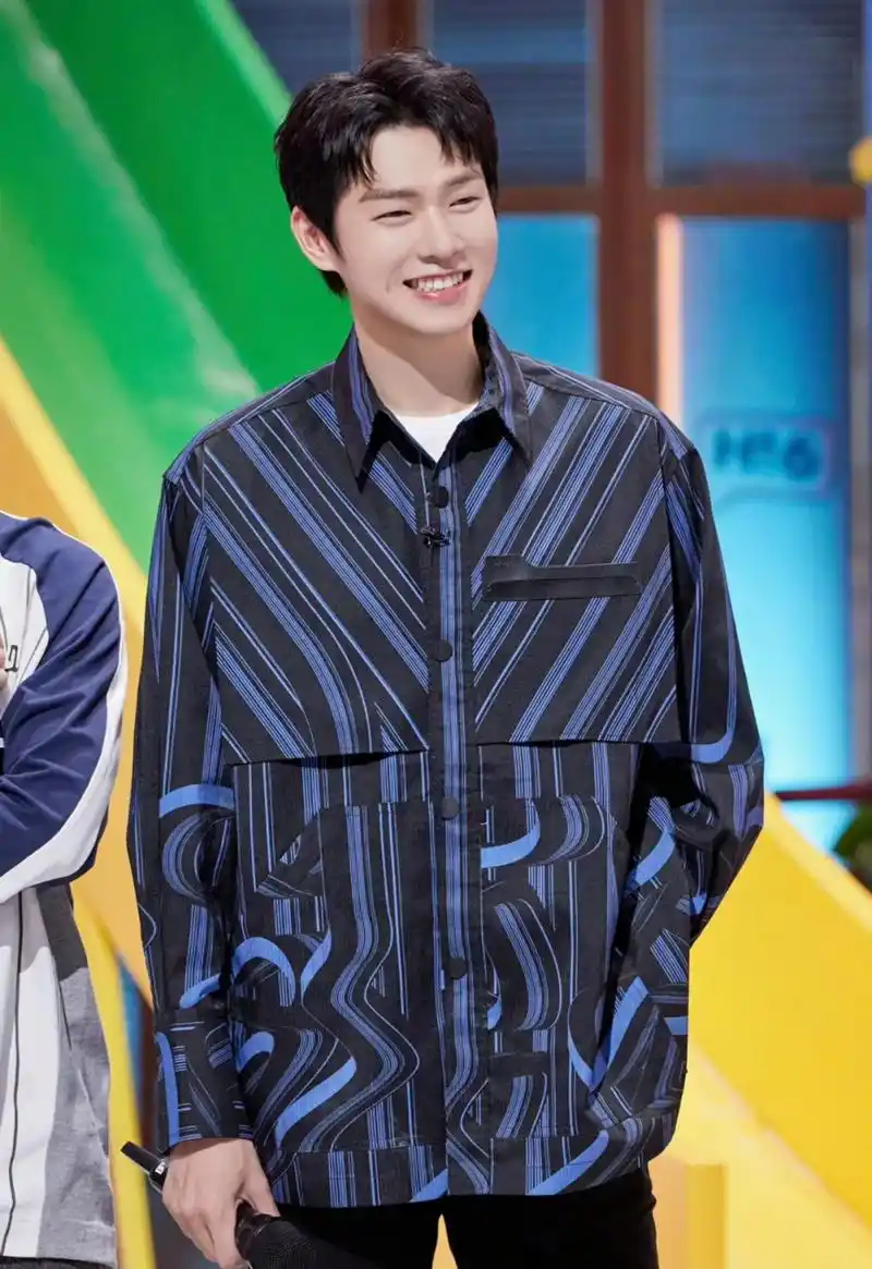 魏大勋没火几天,终于也有黑热搜了,有关于他抽烟的动图一直在微博来回