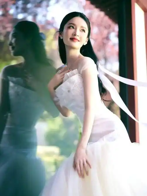 李小冉晒聚餐照,高露李沁王晓晨get同款动作,四人同框逆龄生长