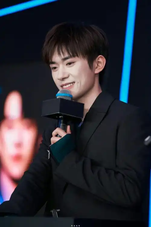 这个人笑起来好甜啊!@tfboys-易烊千玺#四字 易烊千玺 yyqx 四字弟弟