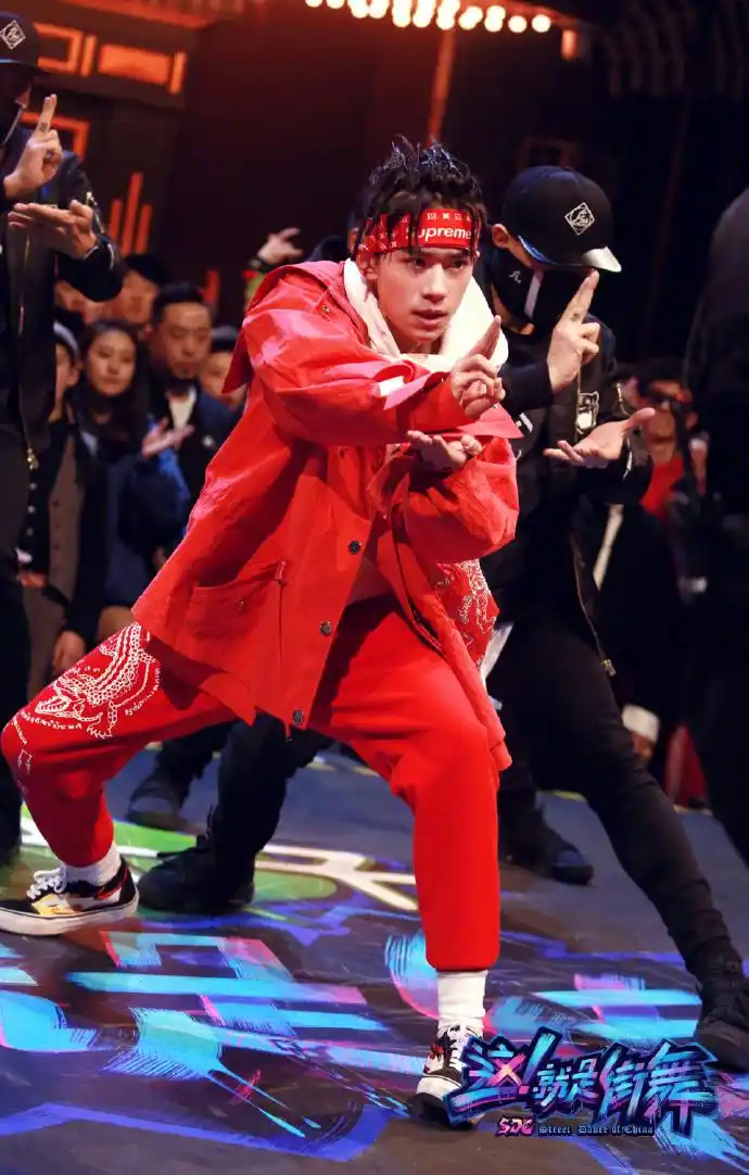 易烊千玺这就是街舞红衣脏辫帅气写真图片39