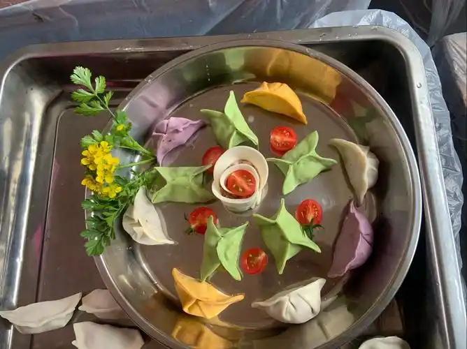 写美篇一年级组,匠心独具,用饺子摆盘成"一小红火"四个大字,里面的