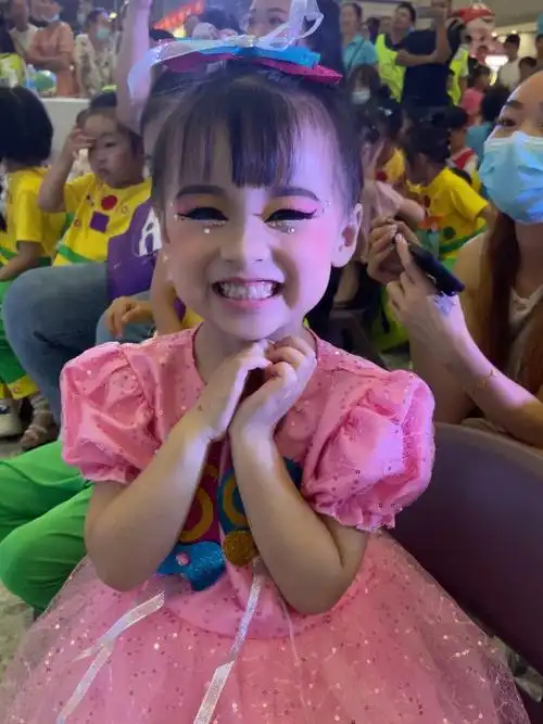 可可爱爱的儿童舞台妆容