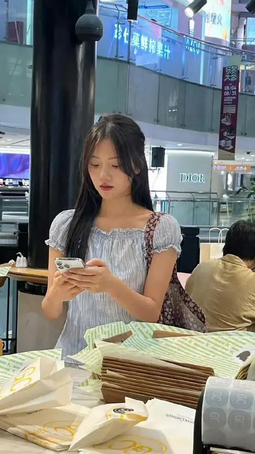 路人偶遇任敏生图##任敏自拍vs他拍