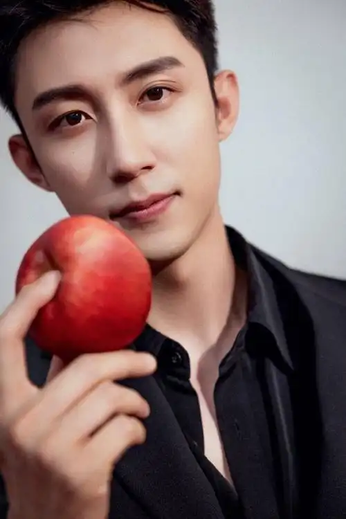 好久没见这么精致的黄景瑜了#黄景瑜今天有种不顾别人死活的帅气!