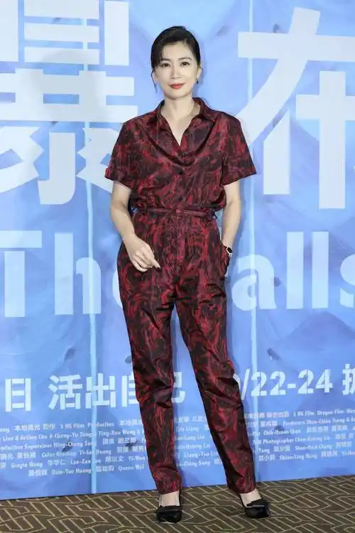 2021年10月6日,台北,贾静雯出席电影《瀑布》发布会.1/10