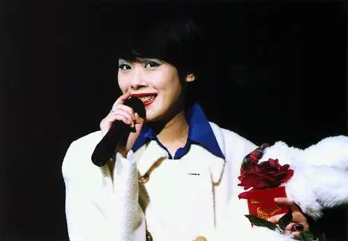 关淑怡年轻时候的颜还是可以的