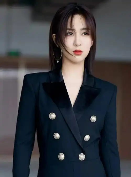 杨紫主演的《长相思》也算是有效播剧,但是说也奇怪,这剧的男主现在都