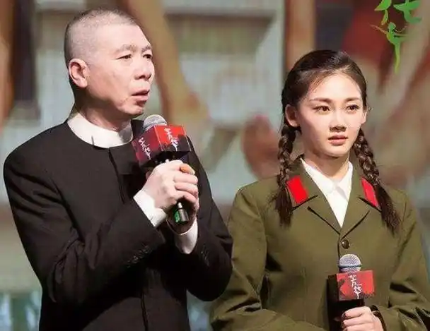 在一次重量级娱乐圈聚会上,苗苗也随冯小刚出席了.