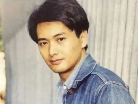 周润发70年代中期入行,80年代初以《上海滩》等电视剧走红,进军大银幕