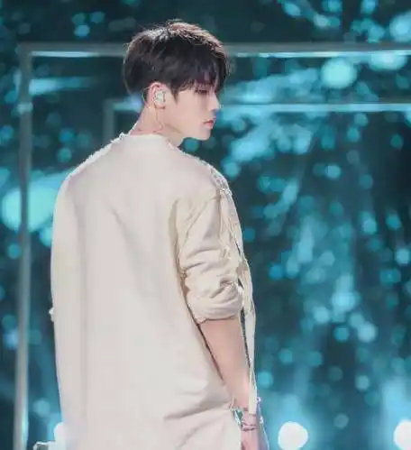 赵露思开玩笑说自己153,看到一张她和林彦俊的照片.网友:开个玩笑.