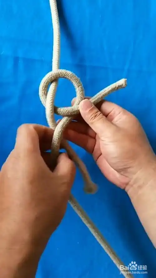 将另一根绳子,从下往上穿过小圆圈,放在绳子另一侧.