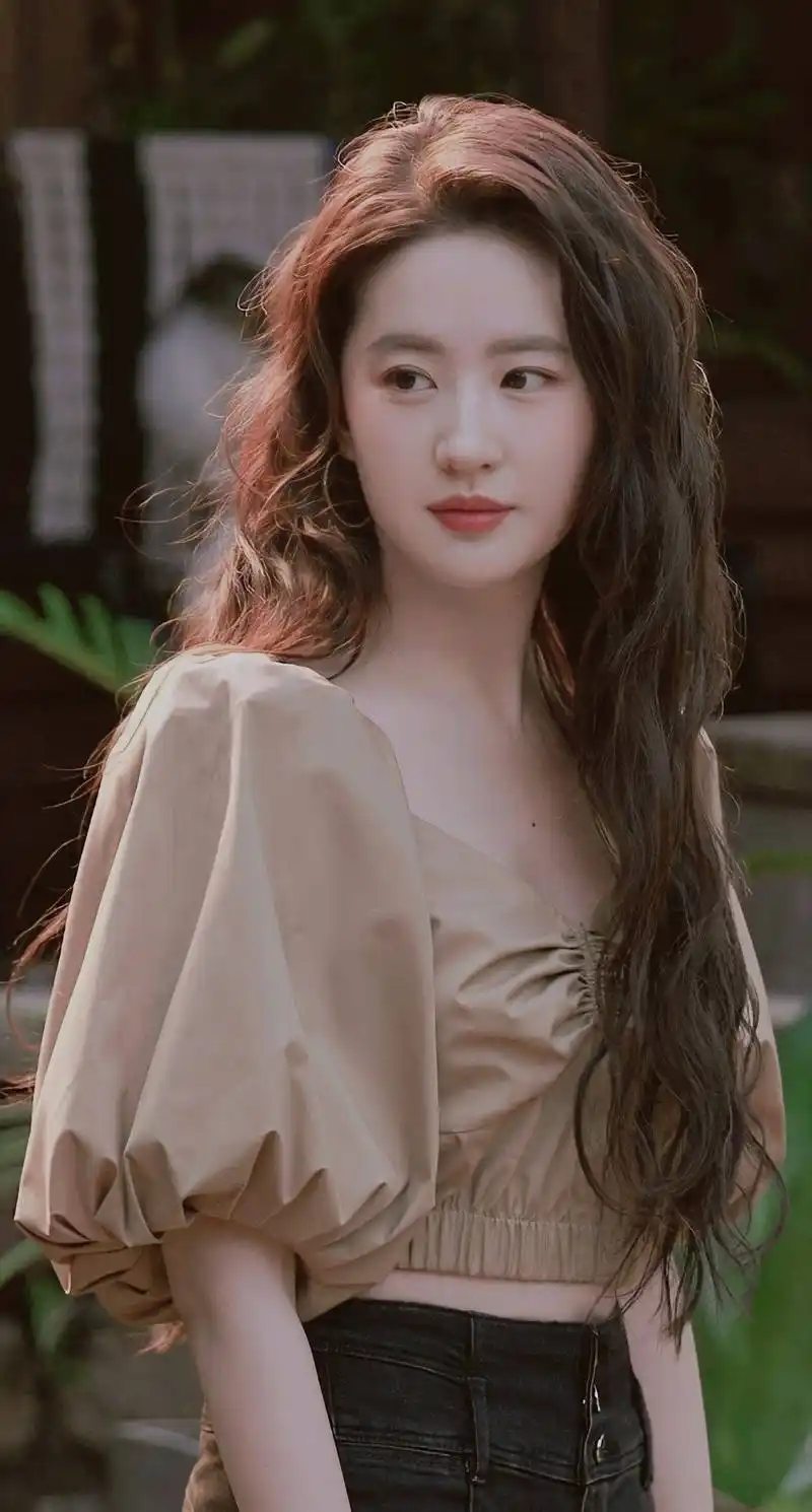 刘亦菲长发飘飘优雅恬静写真_巅峰