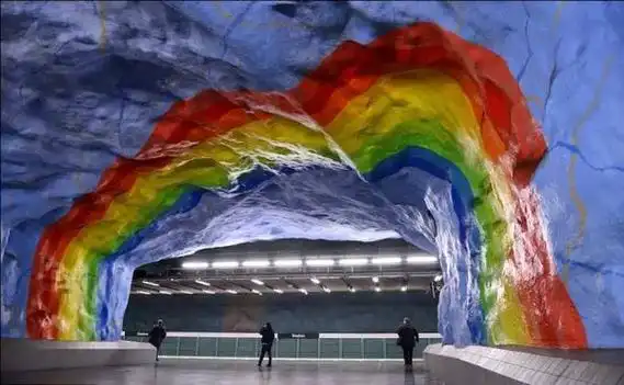 青岛地铁也有着这样的风景,3d彩绘车厢别具特色,展现着青岛四季风光