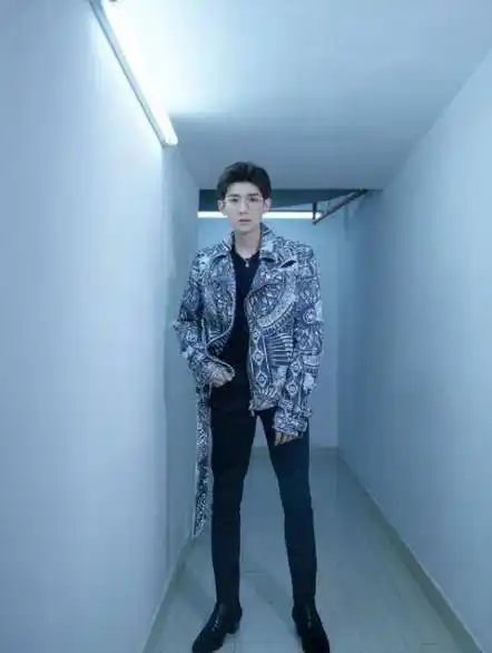 19岁的王源终于长开了!