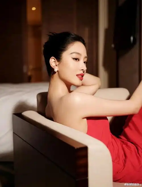 太翘了杨采钰|红裙|奈斯|女性身材_网易订阅