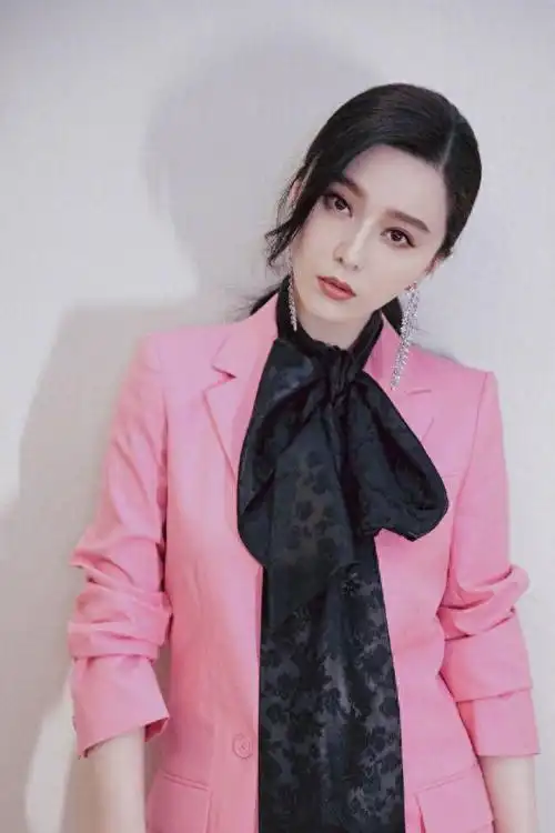 范冰冰在国外穿得这么端庄白色格纹套裙配短发不作妖反而更美