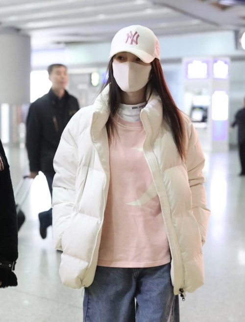 李小璐衣品不是吹的,白色羽绒服配牛仔裤走机场,变身街拍达人