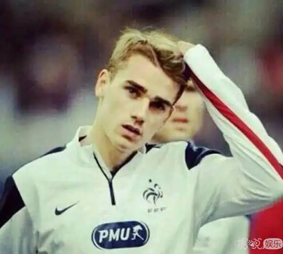 打开新浪新闻上届世界杯,格里兹曼在淘汰后擦泪的一幕不知让多少少女