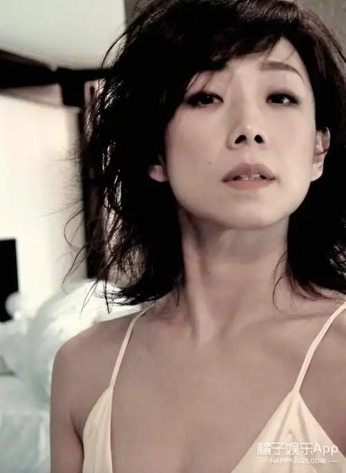 现在的林忆莲看起来依然年轻,而且是骨子里散出来的那股轻盈和能量.