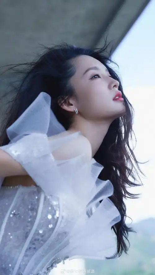 李沁一袭白色星钻纱裙