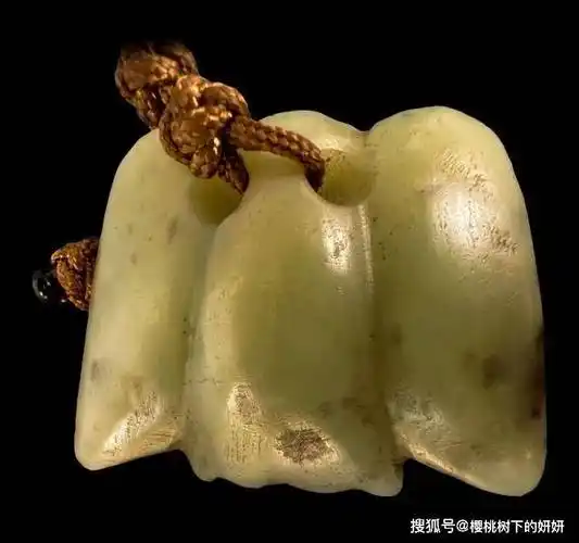 红山文化距今有5000-8000年的历史,通体为黄色玉质,背面斜打对孔,玉鹰