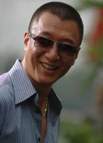 墨镜扮酷也是孙红雷的标志