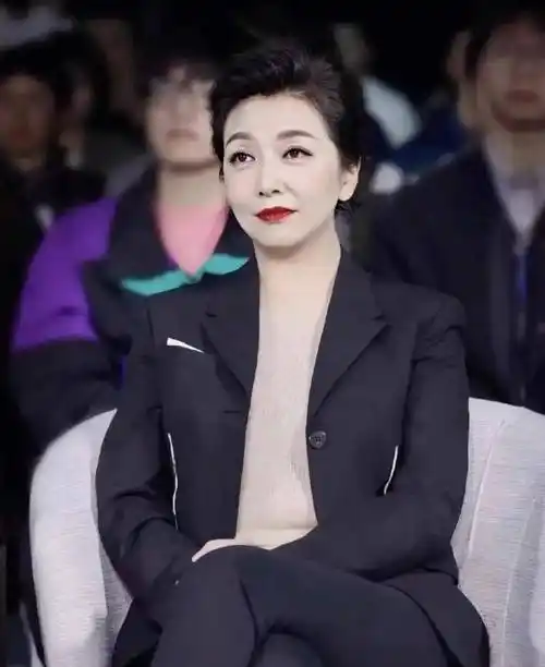 二婚后的江珊魅力更胜,55岁穿半透明内搭,身材丰满太诱人_气质_显得