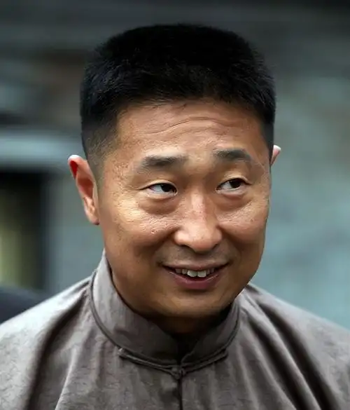 演员林永健:因"丑"不被看好,跑龙套15年娶美妻,生活很小气