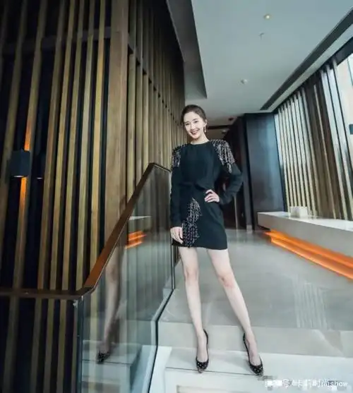 "殷素素"陈欣予气质出众,泡泡袖礼服高贵大气,高扎马尾洋气
